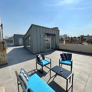 Apartment Penthouse W Private Rooftop And Free Parking, Budapest